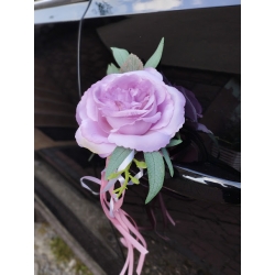 Dekoracja auta do ślubu - kompozycje pojedyńcze na maske róze 